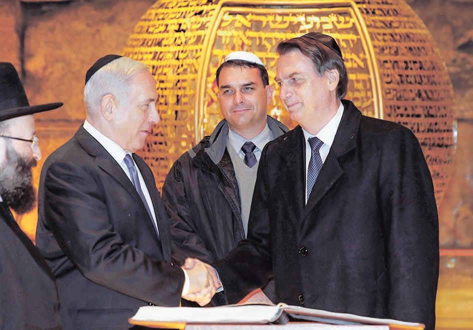 Photo: Menahem Kahana/AP ז'איר ופלביו בולסונרו עם בנימין נתניהו