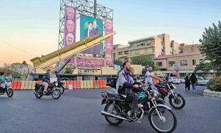 תצוגת הטיל הבליסטי ח'ייבר שקאן, טהרן. כל יום שעובר מחזק בארצות־הברית את מחנה המתנגדים לתקיפה