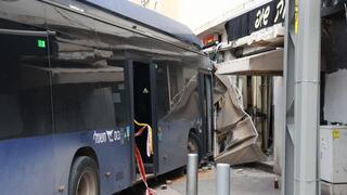 הזירה בה אוטובוס התנגש בבניין ברחוב ביאליק ברמת גן הזירה בה אוטובוס התנגש בבניין ברחוב ביאליק ברמת גן