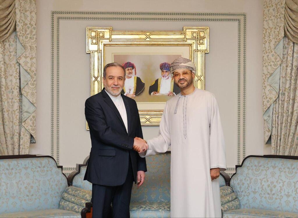 Araghchi in Muscat (Photo: Omani Foreign Ministry) עבאס עראקצ'י, סטיב ויטקופף וג'ארד קושנר בשיחות התייעצות בעניין הגרעין האיראני ומו"מ עם ארה"ב בעומאן