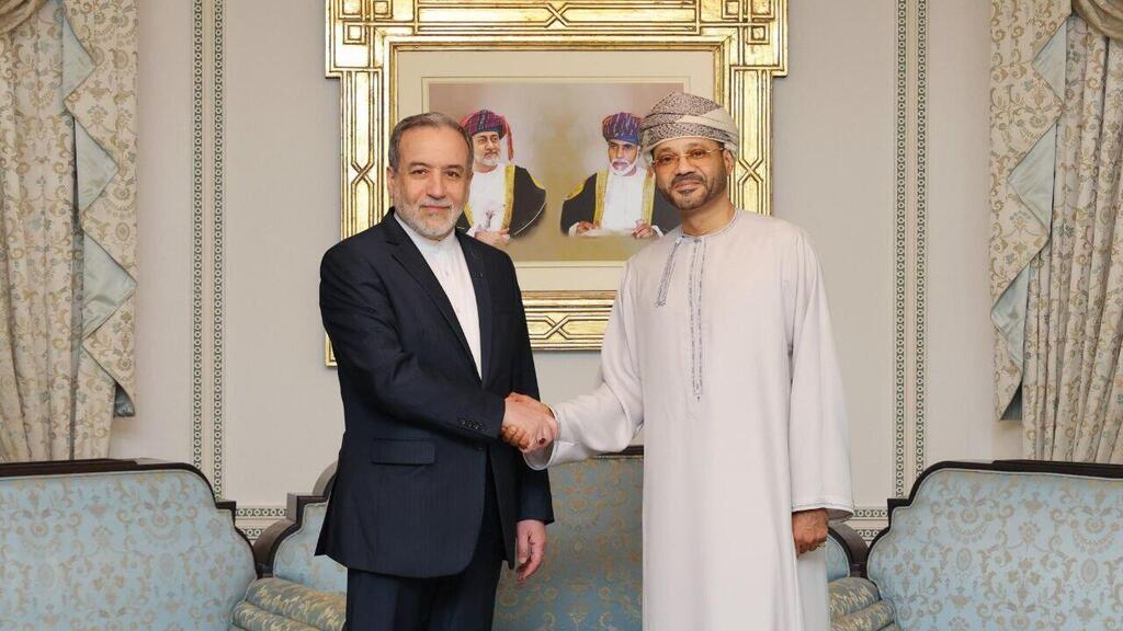 Iranian Foreign Minister Abbas Araghchi (Photo: Oman's Foreign Ministry) עבאס עראקצ'י, סטיב ויטקופף וג'ארד קושנר בשיחות התייעצות בעניין הגרעין האיראני ומו"מ עם ארה"ב בעומאן