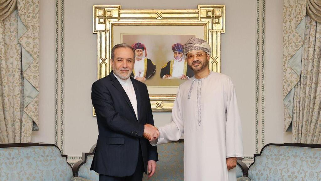Iranian Foreign Minister Abbas Araghchi in Oman (Photo: Oman Foreign Ministry) עבאס עראקצ'י, סטיב ויטקופף וג'ארד קושנר בשיחות התייעצות בעניין הגרעין האיראני ומו"מ עם ארה"ב בעומאן