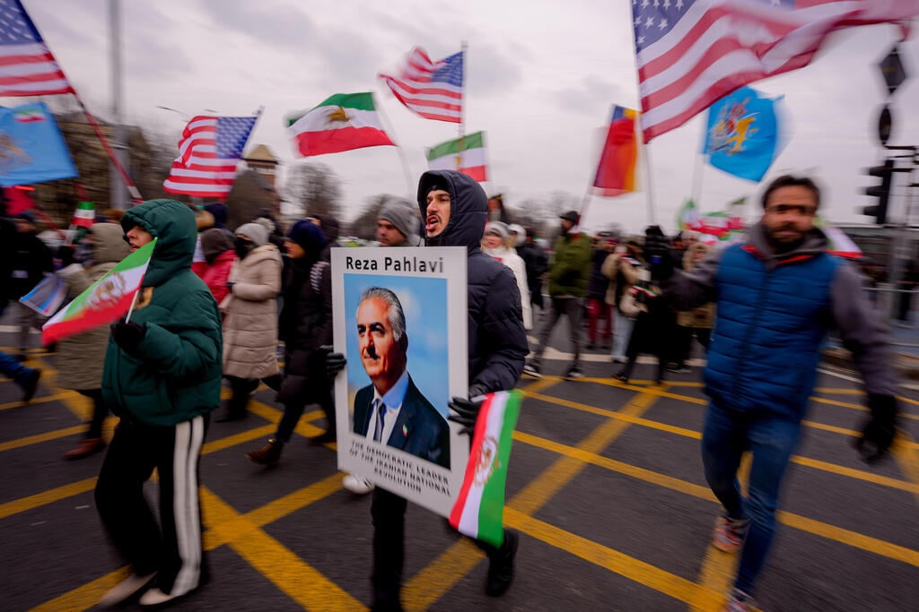 Protesters in Bucharest (Photo: AP Photo/Andreea Alexandru) הפגנה להפלת שלטון האייתוללות וכינון משטר דמוקרטי באיראן