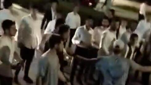 רימוני הלם, מהומות ומעצרים: מאות חרדים צרו על תחנת משטרה בגלל לכידת עריק