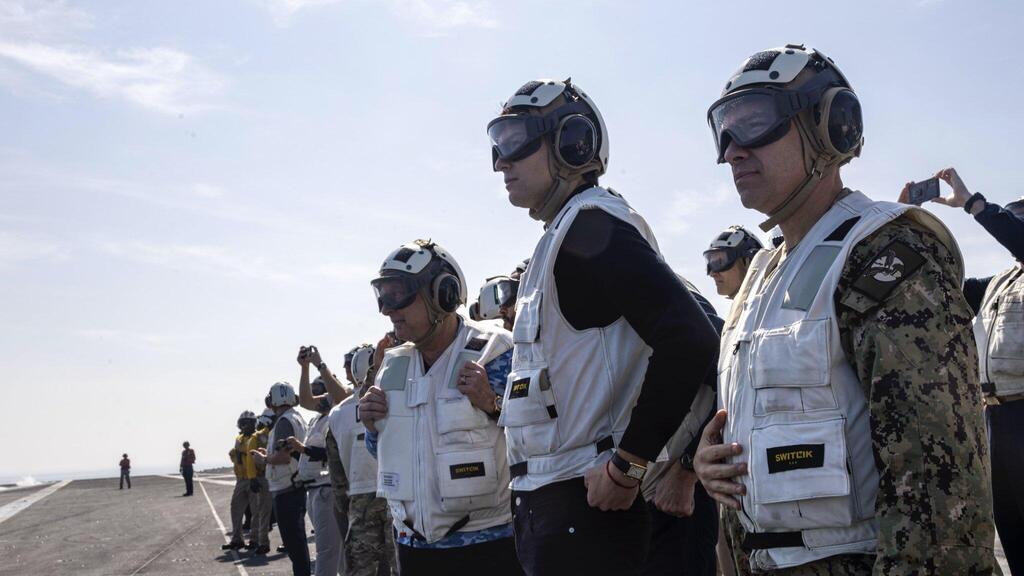 CENTCOM commander Brad Cooper, Jared Kushner and Steve Witkoff aboard the USS Abraham Lincoln (Photo: X) נושאת המטוסים האמריקאית