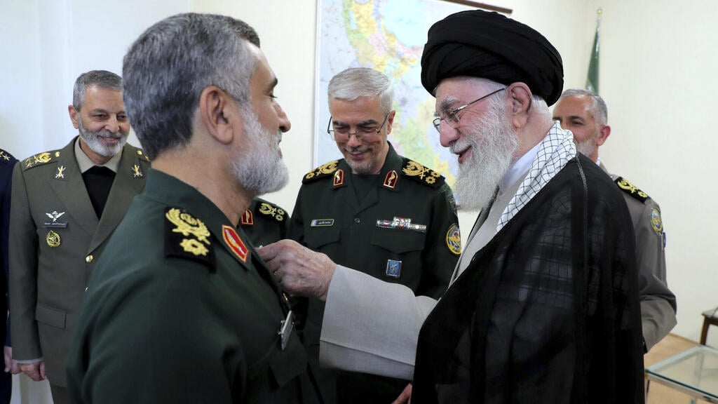 Khamenei awards decoration to Commander Hajizadeh (Photo: Office of the Iranian Supreme Leader via AP) חמינאי מעניק עיטור למפקד חאג'יזאדה