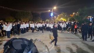 חרדים בהפגנה בכניסה לתחנת המשטרה באופקים עקב הסגרתו של אברך באזור