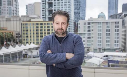 When experience becomes disadvantage: the CEO who prefers inexperienced employees