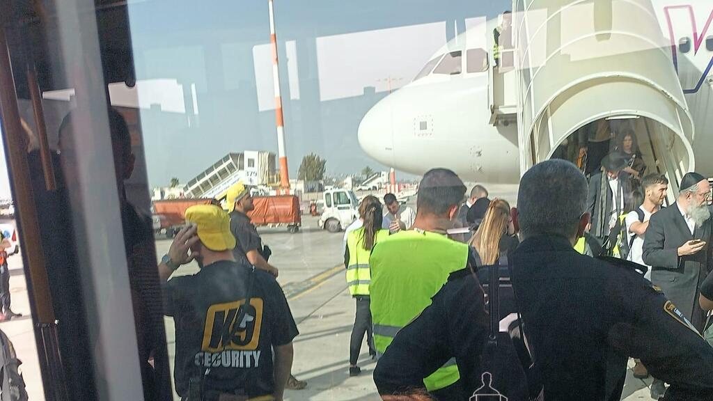 The aircraft after it landed טיסת וויז שנחתה בנתב"ג לאחר האירוע הביטחוני