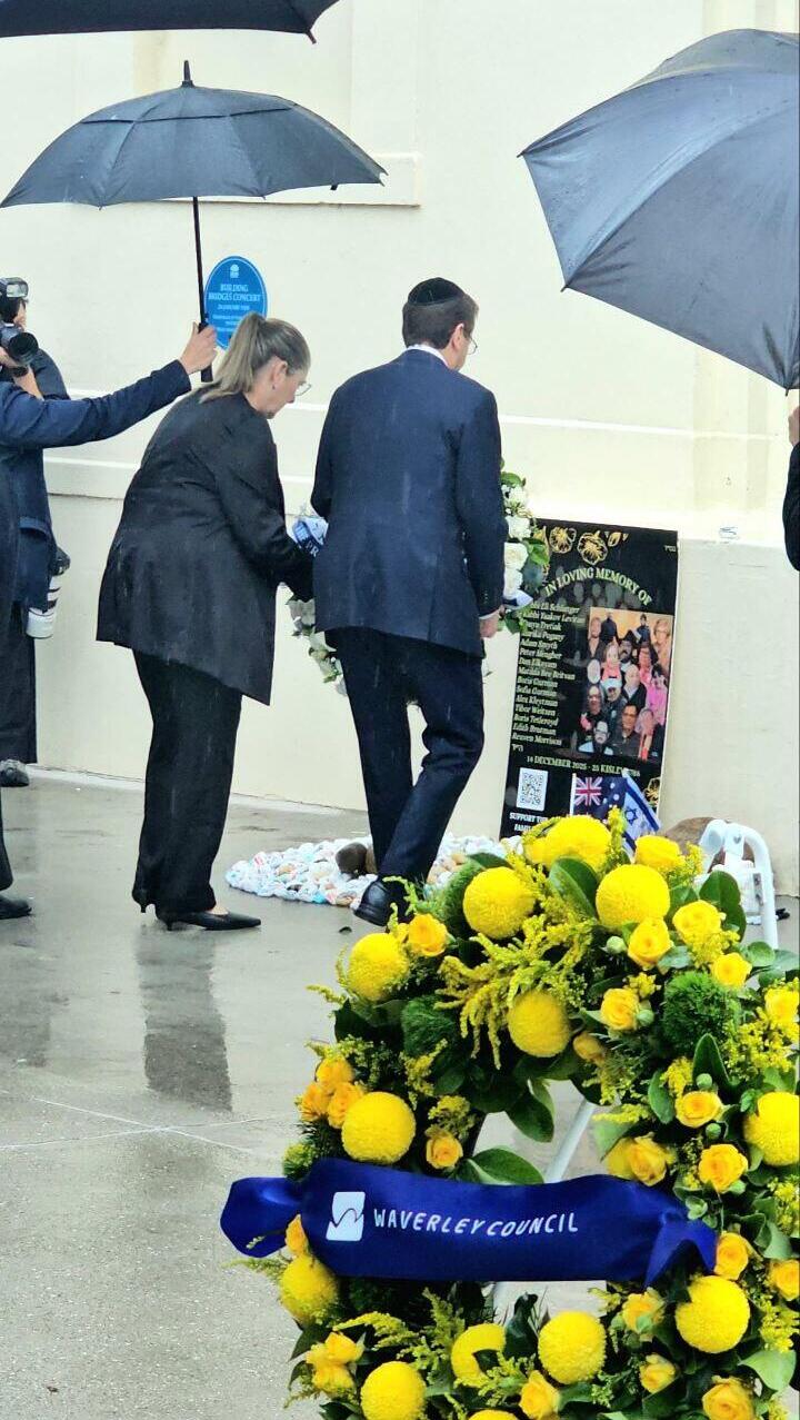 The president and his wife at the memorial site (Photo: Yair Kraus) ביקור הנשיא באתר ההנצחה לנפגעי הפיגוע בבונדיי ביץ'