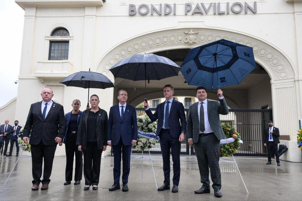 President's visit to the memorial site for the victims of the Bondi Beach attack (Photo: Maayan Toaf/GPO) ביקור הנשיא באתר ההנצחה לנפגעי הפיגוע בבונדיי ביץ'