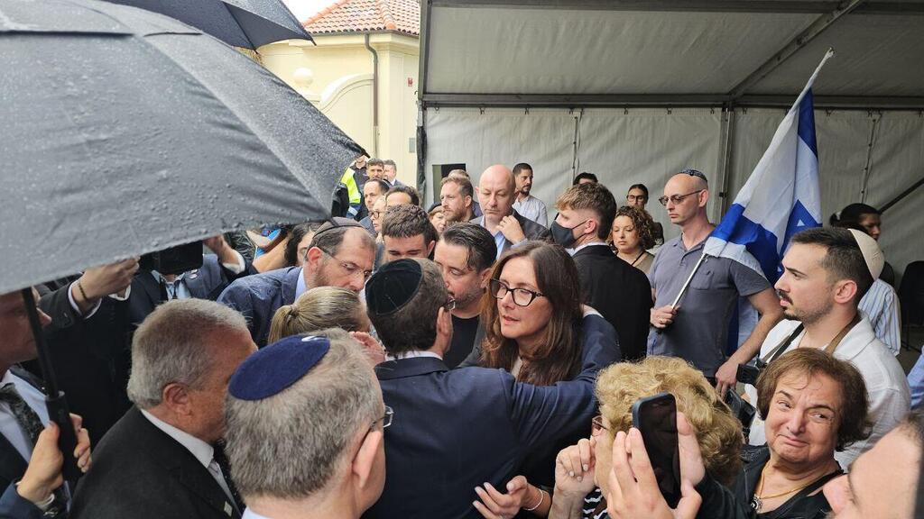 President Isaac Herzog meets with families of the Bondi Beach attack victims (Photo: Yair Kraus) ביקור הנשיא באתר ההנצחה לנפגעי הפיגוע בבונדיי ביץ'