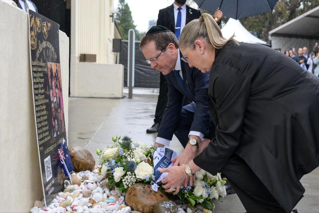 President Isaac Herzog leaves wreath and stones from Jerusalem at the Bondi Beach memorial (Photo: Maayan Toaf/GPO) ביקור הנשיא באתר ההנצחה לנפגעי הפיגוע בבונדיי ביץ'