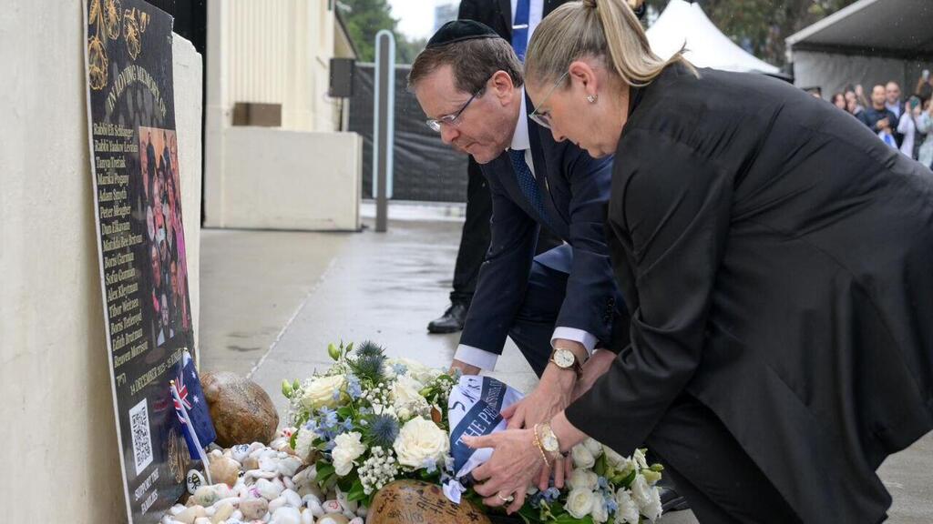 Herzog visits memorial site for Bondi Beach terror attack victims (Photo: Maayan Toaf/ GPO) ביקור הנשיא באתר ההנצחה לנפגעי הפיגוע בבונדיי ביץ'