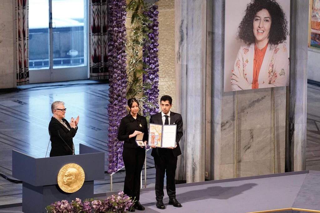 Children of Narges Mohammadi accepted the Nobel Peace Prize on her behalf in 2023 (Photo: Fredrik Varfjell / NTB / AFP) ילדיה של מוחמדי מקבלים בשמה את פרס נובל לשלום ב 2023