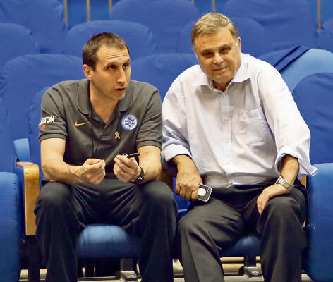 אחראי למינוי שלו. עם דייויד בלאט (אורן אהרוני) אחראי למינוי שלו. עם דייויד בלאט