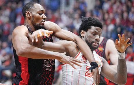 וויילי ואוטורו בקרב על הכדור | צילום: שלו שלום