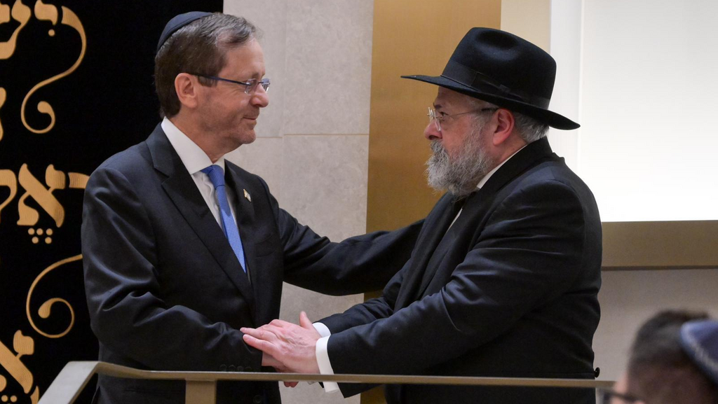 President Isaac Herzog offers words of strength to Rabbi Yoram Ulman, head of the Chabad community in Bondi Beach (Photo: Maayan Toaf/GPO) נשיא המדינה בטקס זיכרון בבית חב"ד יחד עם ראש ממשלת אוסטרליה
