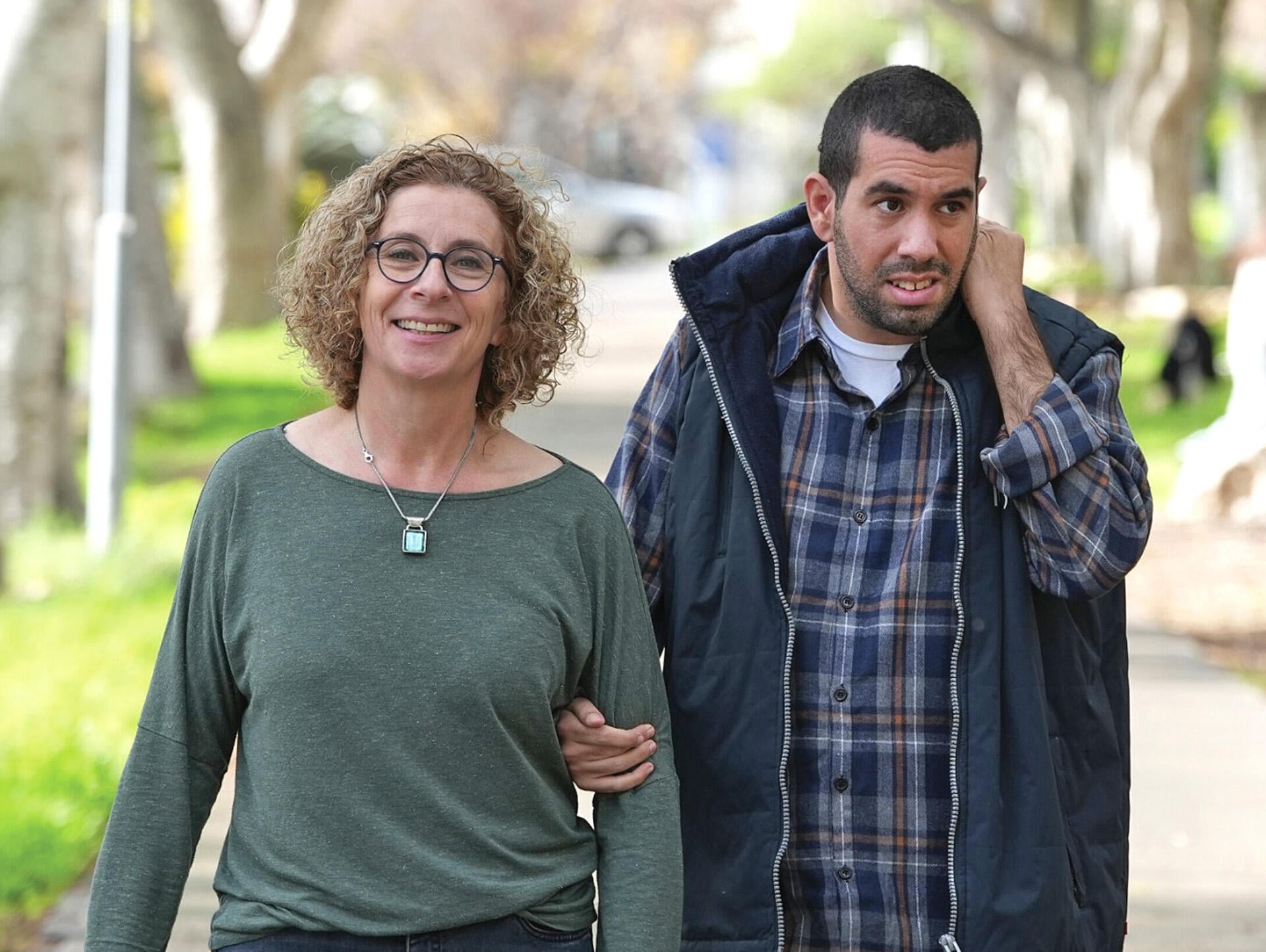 אביגיל פידלר ובנה אסף: "ההבנה שהוא היה כלוא כל השנים האלו בתוך שריון האוטיזם טלטלה אותי. נלחמתי ברגשות אשמה כבדים" (צילום: אפי שריר) אביגיל פידלר ובנה אסף