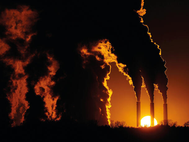העשן בדרך. תחנות כוח בארה"ב (Charlie Riedel, AP) העשן בדרך. תחנות כוח בארה"ב