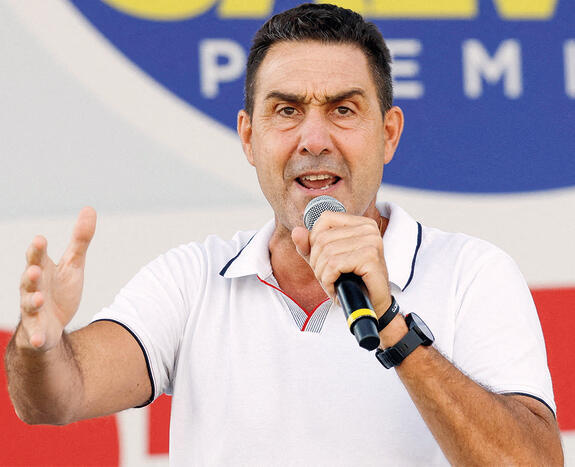 "הימין שלי לא  מתון". ונאצ'י