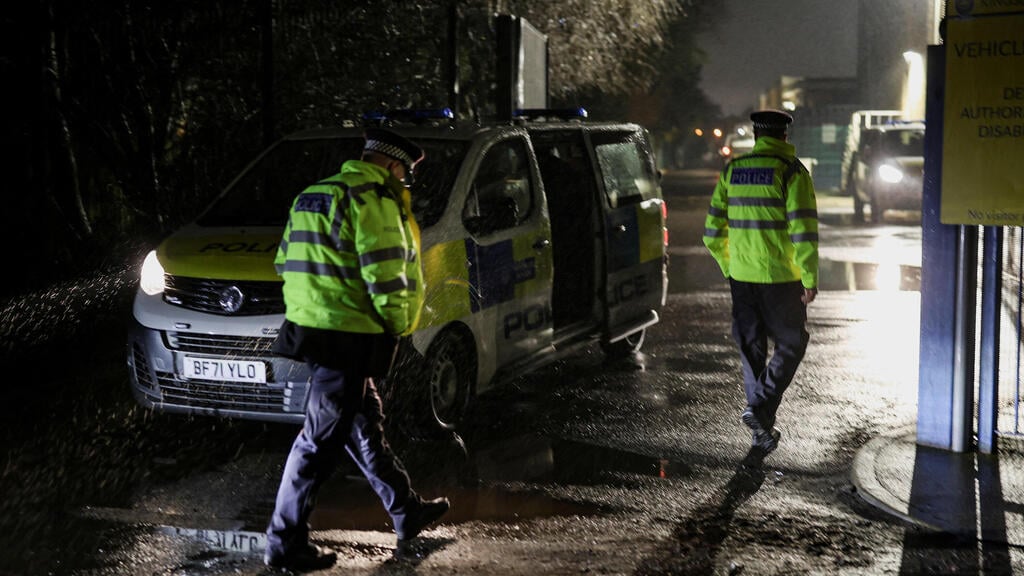 Scene of suspected stabbing attack at London school (Photo: Toby Shepheard/Reuters) זירת מתקפה דקירות חשד ל פיגוע ב בית ספר לונדון בריטניה