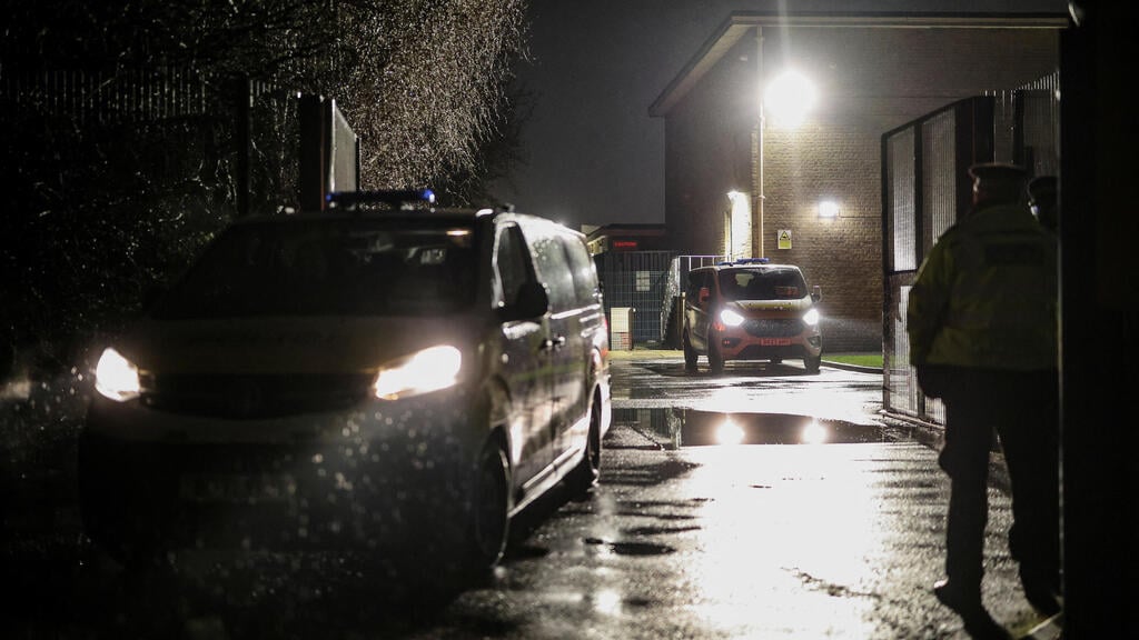 Police vehicles gatgher at site of school stabbing in London (Photo: Toby Shepheard/Reuters) זירת מתקפה דקירות חשד ל פיגוע ב בית ספר לונדון בריטניה