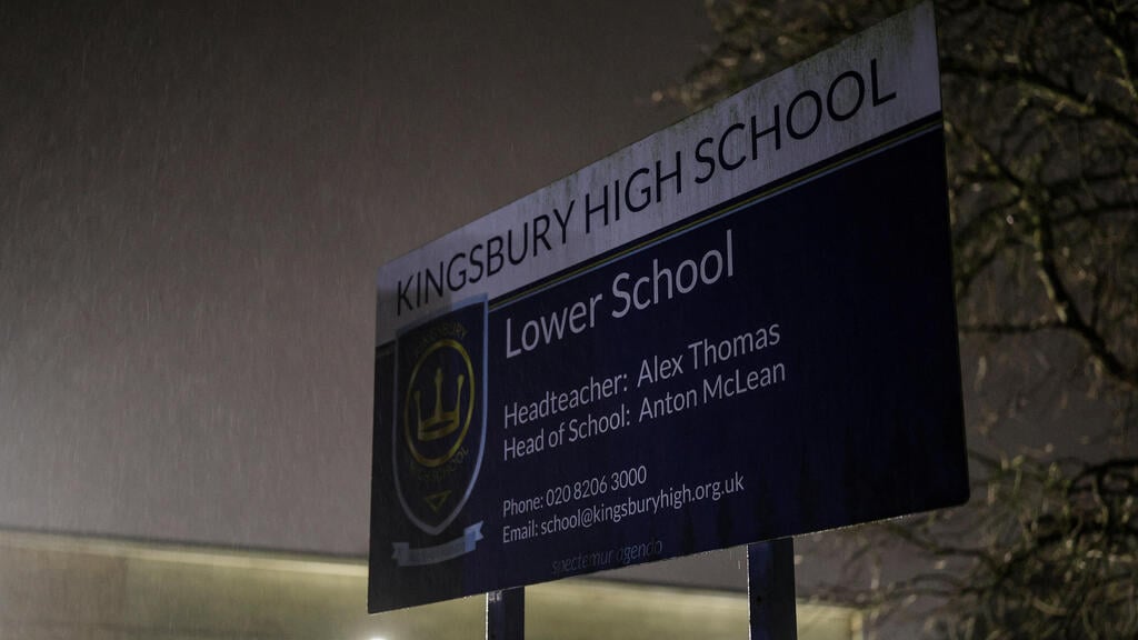 Suspected stabbing attack at occurred at this London school, (Photo: Toby Shepheard/Reuters) זירת מתקפה דקירות חשד ל פיגוע ב בית ספר לונדון בריטניה