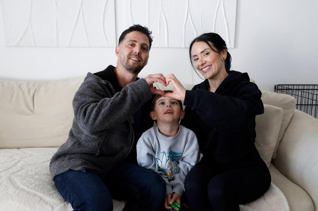 Elkana and Rivka Bohbot with their son Re'em (Photo: Ziv Koren) אלקנה בוחבוט עם רבקה ובנם ראם