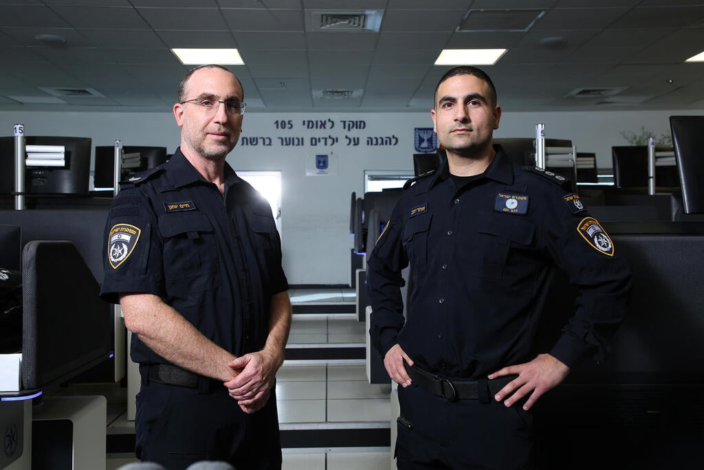 Chief Insp. Ohad Yahav and Sgt. Maj. Haim Yohanan of the 105 cybercrime unit (Photo: Rian Frois) פקד אוהד יהב ורס״ב חיים יוחנן ממוקד 105