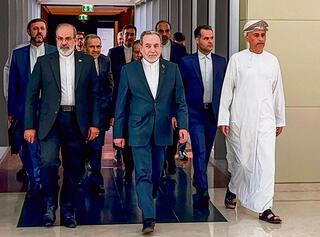 המשלחת האיראנית בהובלת עראקצ'י, השבוע במוסקאט. הארסנל הבליסטי הוא קלף מרכזי לשרידות | צילום: איי-אף-פי,