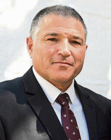 זיני. על הגדר | צילום: קובי קואנקס