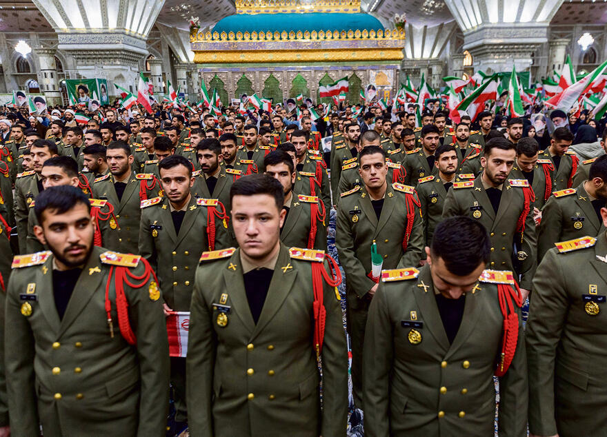 טקס יום השנה ה־47 למהפכה, טהרן. עדיף להמשיך את הסנקציות גם בלי הסכם, מאשר להגיע להסכם שיסיר אותן | צילום: גטי אימג'ז, Majid Saeedi