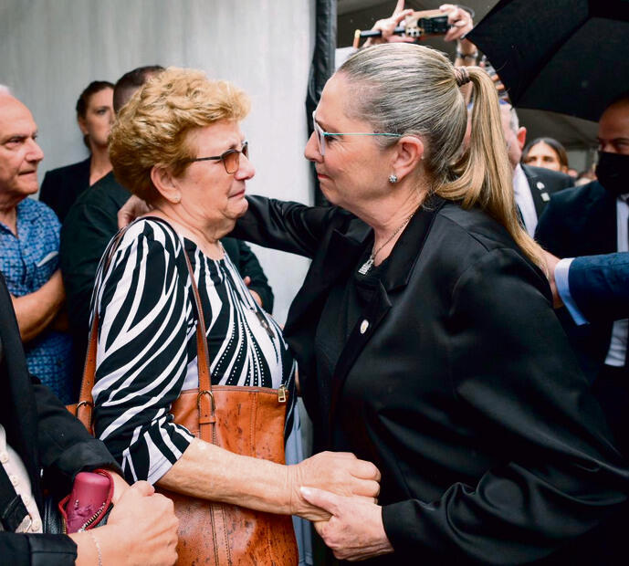 מיכל הרצוג בטקס זיכרון באתר הפיגוע בחוף בונדיי |  צילום: מעיין טואף, לע״מ