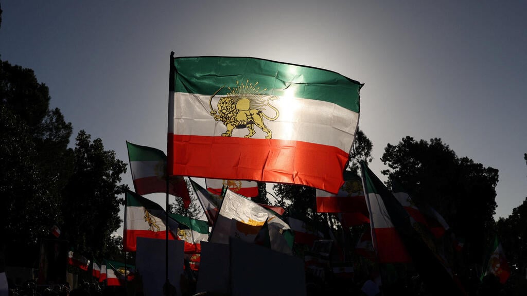 Lion-and-sun flag at a rally in support of the Iranian people in Nicosia, Cyprus (Photo: REUTERS/Yiannis Kourtoglou) הפגת תמיכה בעם האיראני בניקוסיה, קפריסין