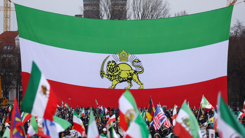 Lion-and-sun flag at a rally in support of the Iranian people in Munich, Germany (Photo: REUTERS/Thilo Schmuelgen) הפגת תמיכה בעם האיראני במינכן, גרמניה
