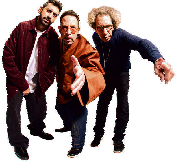 חכמון  (משמאל) עם  ג'ירפות.  "עולם תרבותי  שלם"