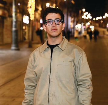 אלי קלטר. הצליח לצאת מהרחוב