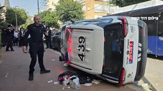 ניידת משטרה הפוכה בהתפרעות חרדים בבני ברק