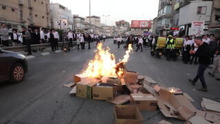 שריפת ארגזים בהפגנת החרדים בבני ברק שריפת ארגזים בהפגנת החרדים בבני ברק