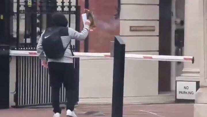 Holding a burning Quran, Coskun stands outside the Turkish Embassy in London (Photo: Social media) תיעוד: חמיט ג'ושקון מצית קוראן בלונדון