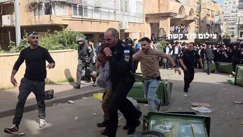 תיעוד דרמטי: חיילות הוברחו בריצה מבני ברק - כשההמון מאחוריהן