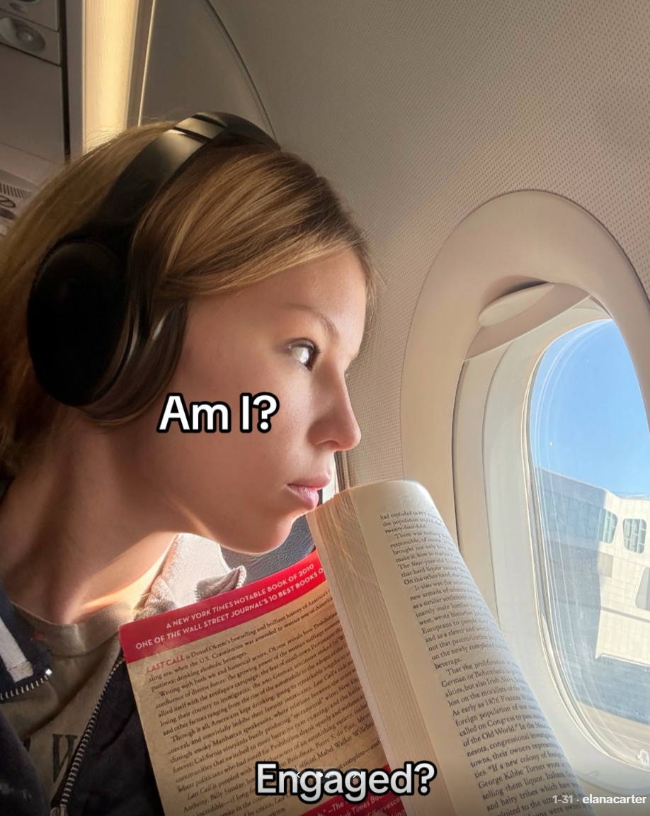 "האם אני מאורסת?" (@elanacarter/TikTok) המשפט שגרם לנוסעת להסתחרר מהנוסע שלצדה