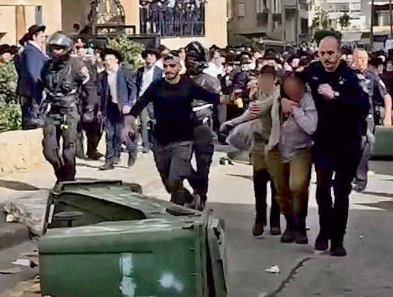 חילוץ החיילות מההמון (צילום: דוד קשת) חילוץ החיילות מההמון