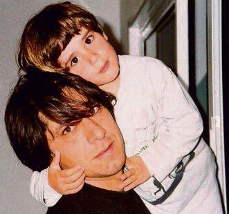 בילדותו, עם אביו ז"ל.  "גשם ורחמים"