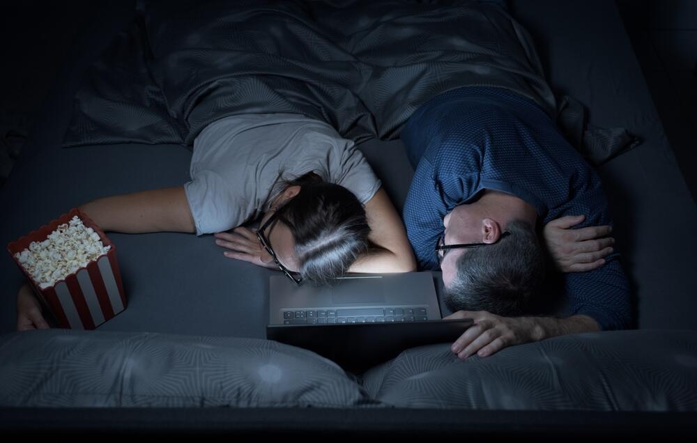 עמעמו אורות, הרחיקו את האוכל מהמיטה (צילום: shutterstock / Stock-Asso) אכילה לפני השינה