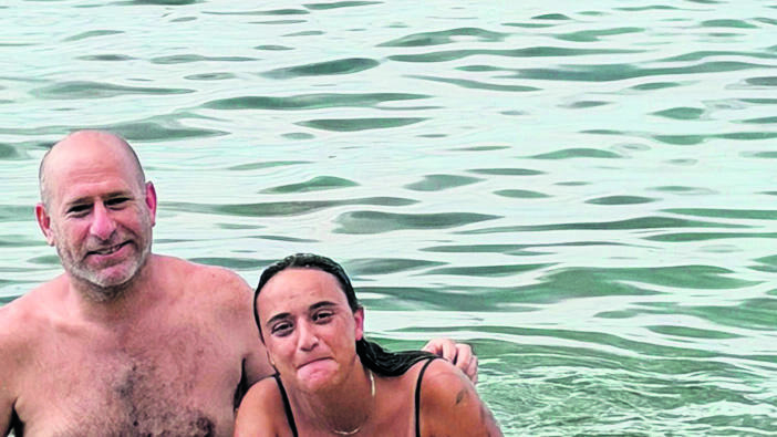 אמילי דמארי וחנוך דאום בחוף בקופנגן