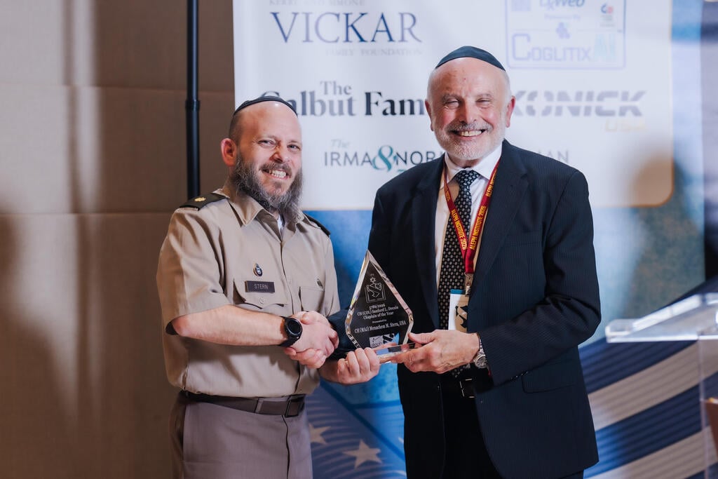 CH (MAJ) Mendy Stern receives the Chaplain of the Year award from Rabbi Sanford Dresin, CH (COL) USA Ret., Aleph's Endorser 