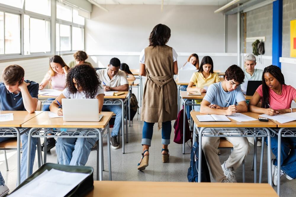 האחריות על המורים (צילום: shutterstock) מורה בית ספר תיכון תלמידים