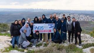 'Kosher Guru' Gabriel Boxer tours Judea and Samaria with AFJS 